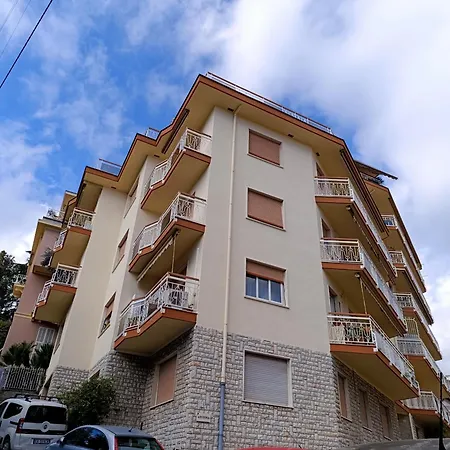700 M From The Sea With Private Garage Apartman